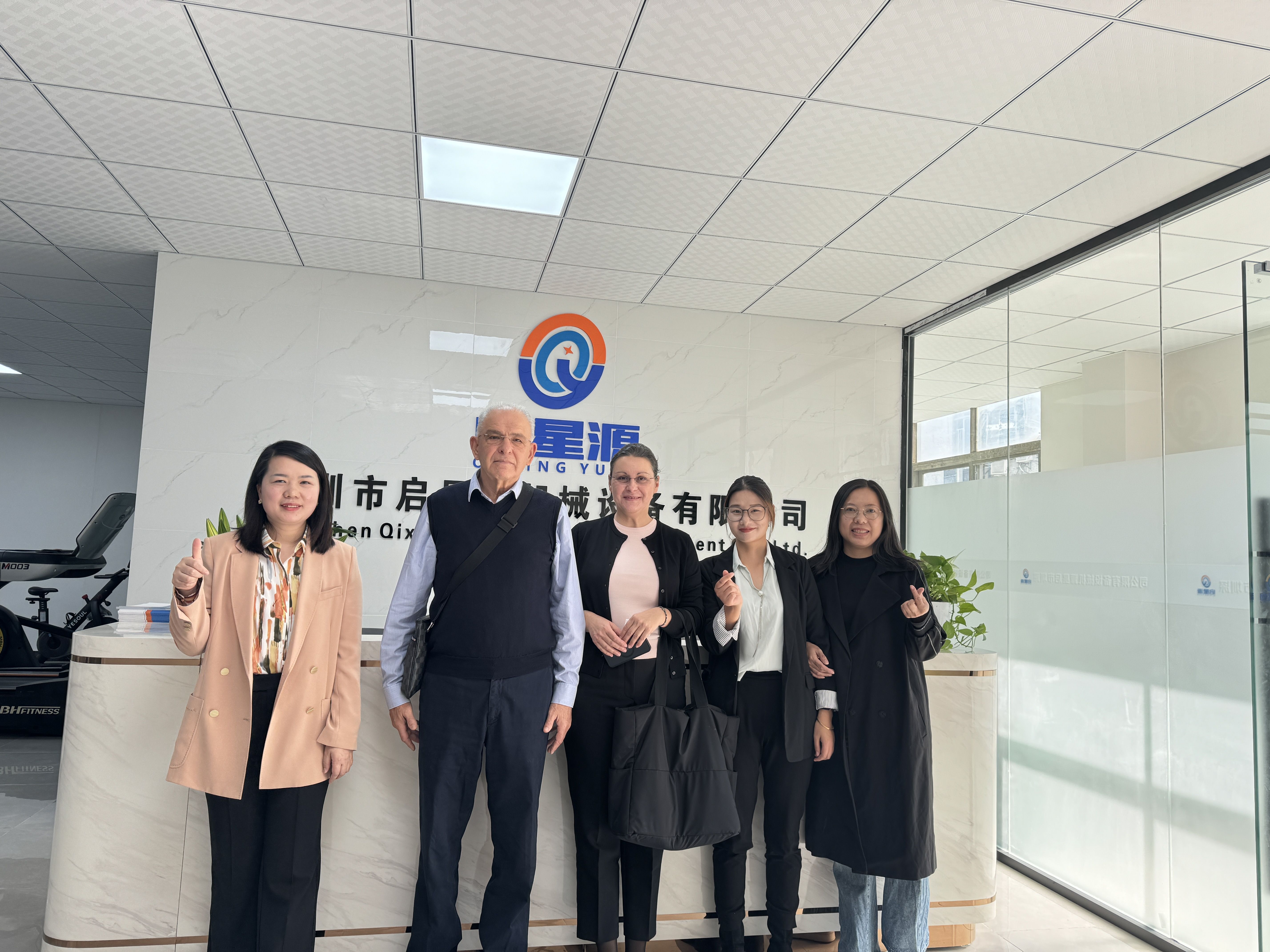 Тепляче вітається містер Саво та місісіра, щоб відвідати Shenzhen Qixingyuan Machinery Equipment Co., Ltd.