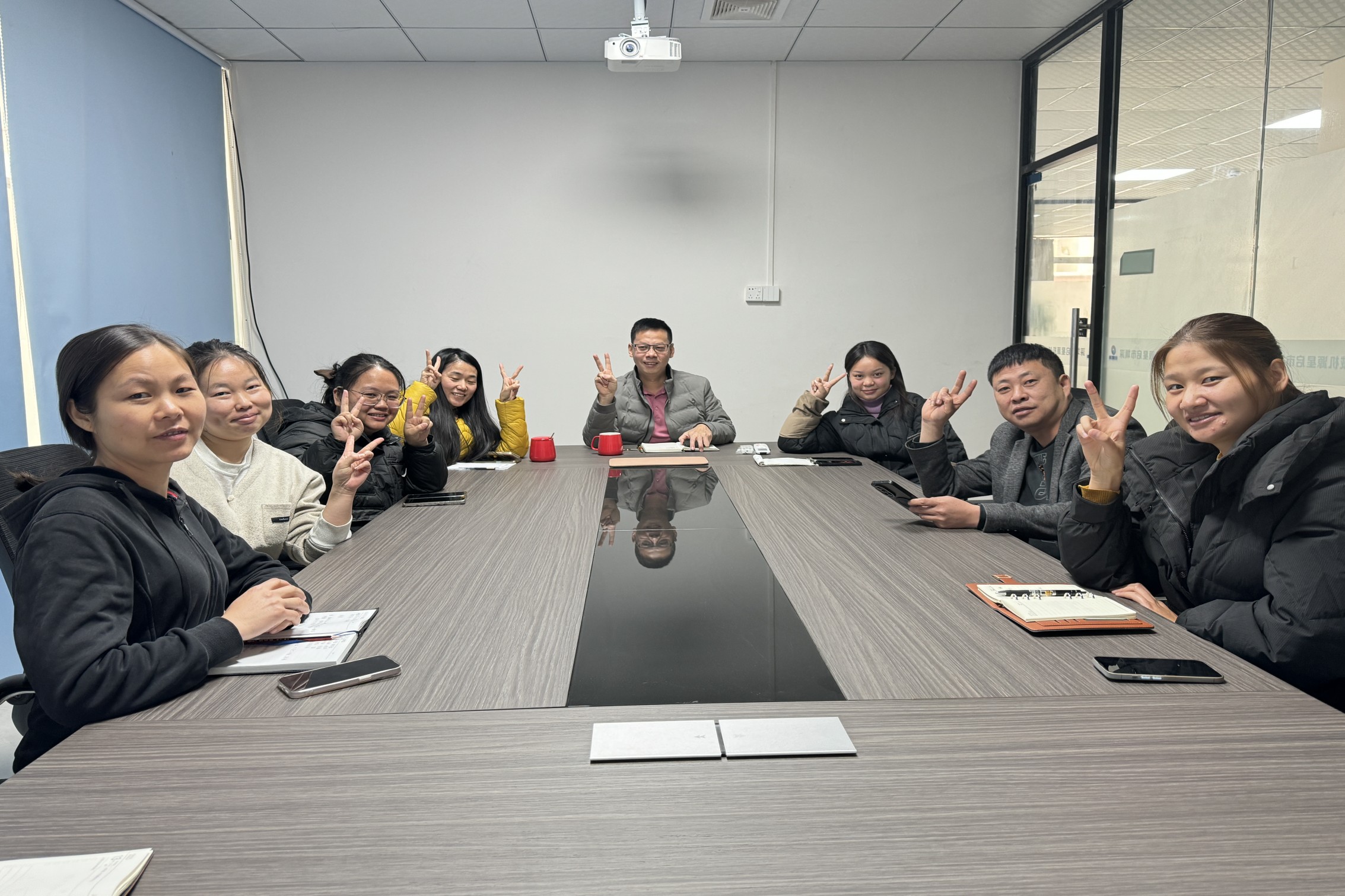 Компанія Shenzhen Qixingyuan проводить 2024 щорічну підсумкову зустріч, з нетерпінням чекаючи новорічних цілей